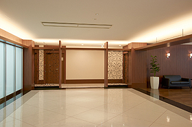 デザイナーズオフィス、大阪市西区のオフィスポート大阪・西本町の広いエレベーター前ホール